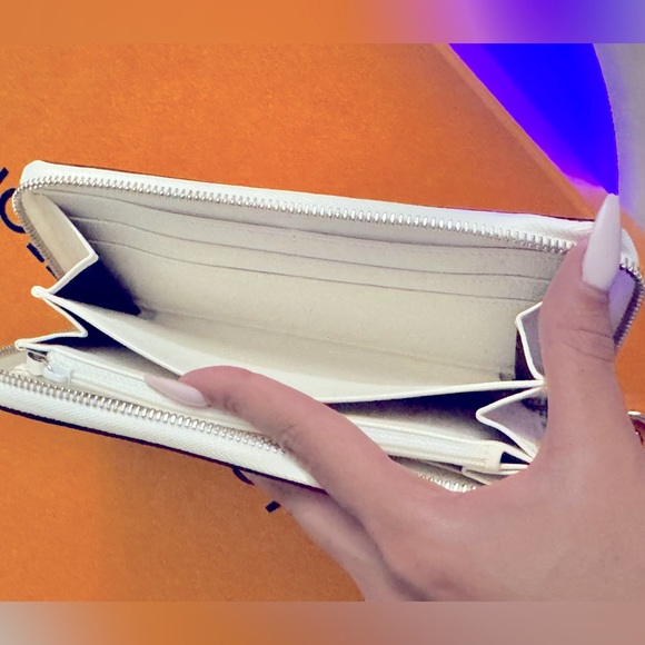 Gucci Micro GG Supreme Neon Star Zip
Around Wallet NWOT - Picture 5 of 7